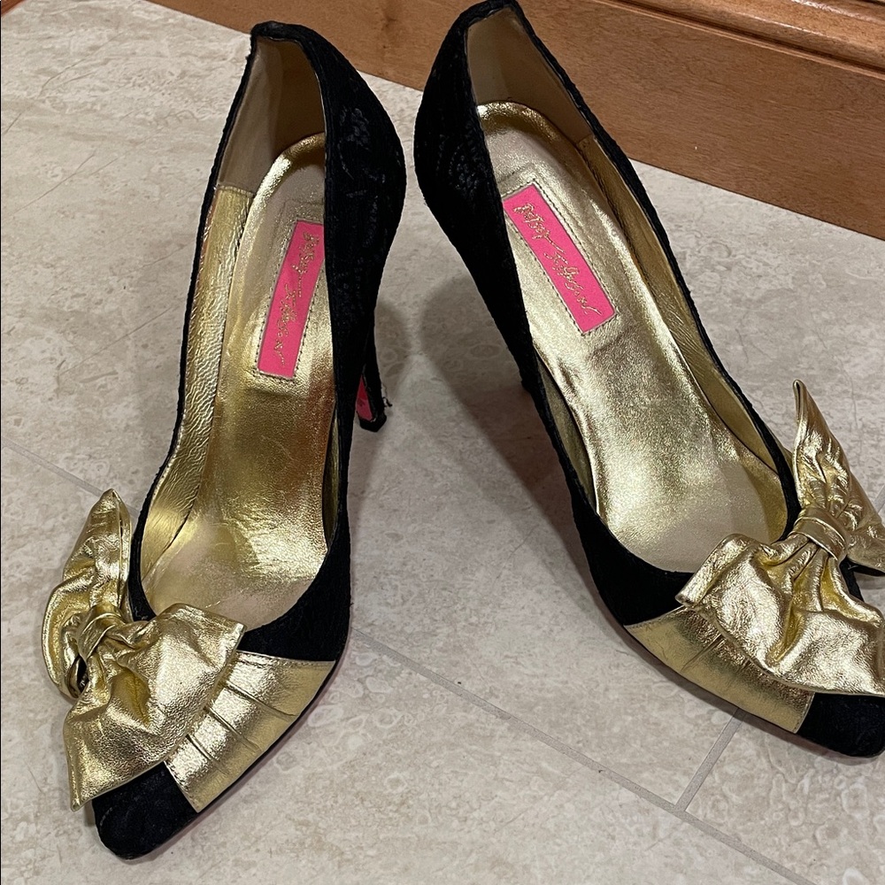 EUC Betsey Johnson Elegant Black and Gold Women's Heels - Picture 2 of 6